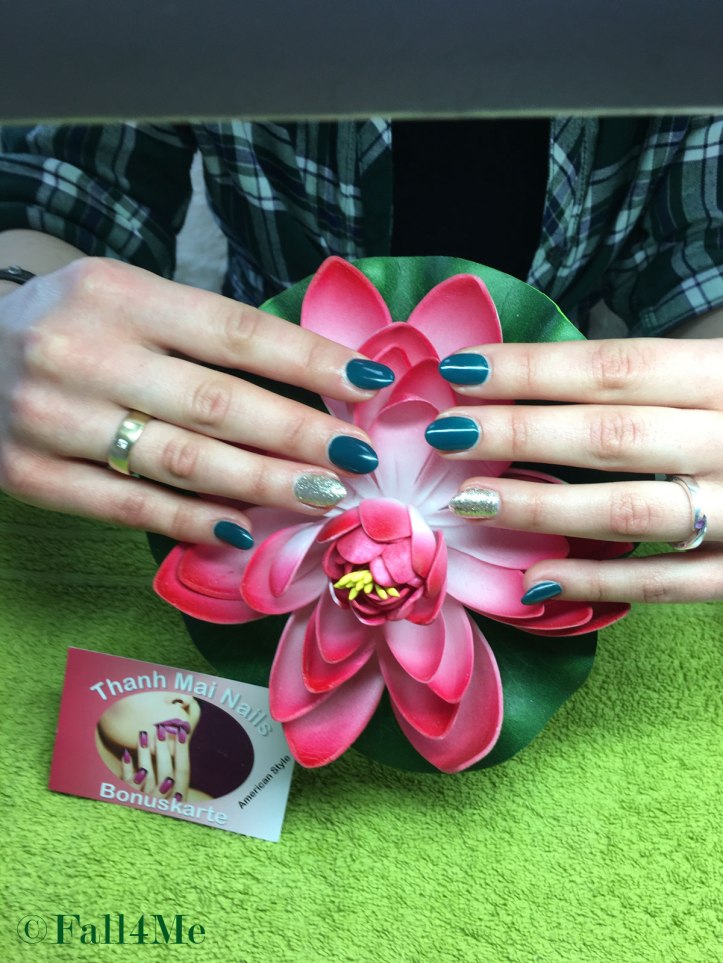 Green nails for Christmas