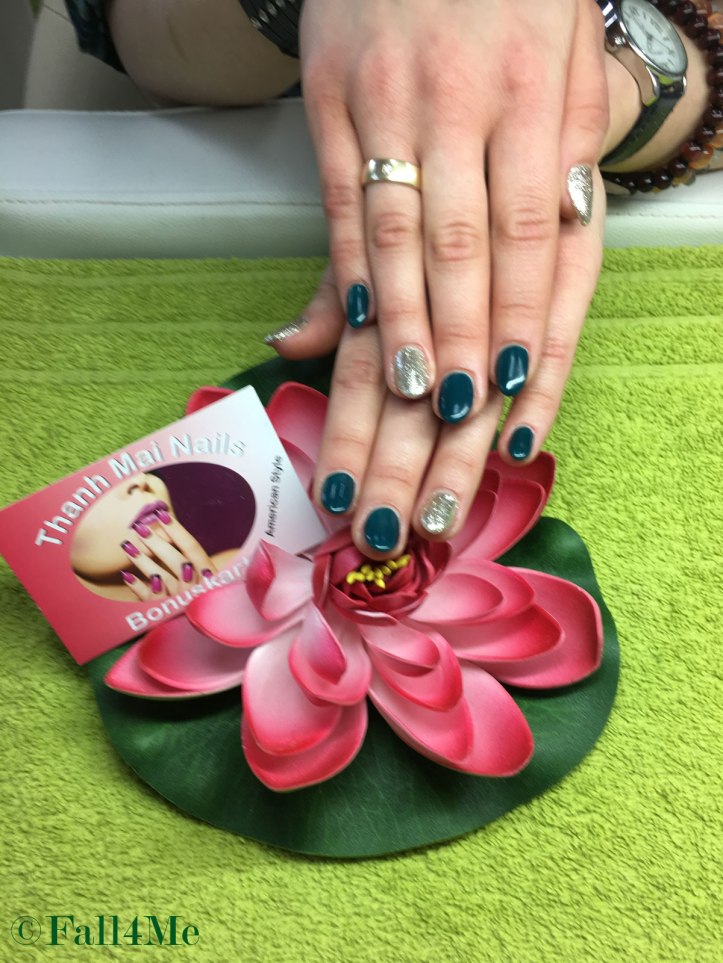 Green nails for Christmas