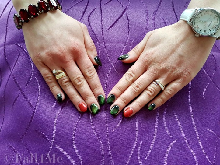 Nailart green on black and red ring fingers