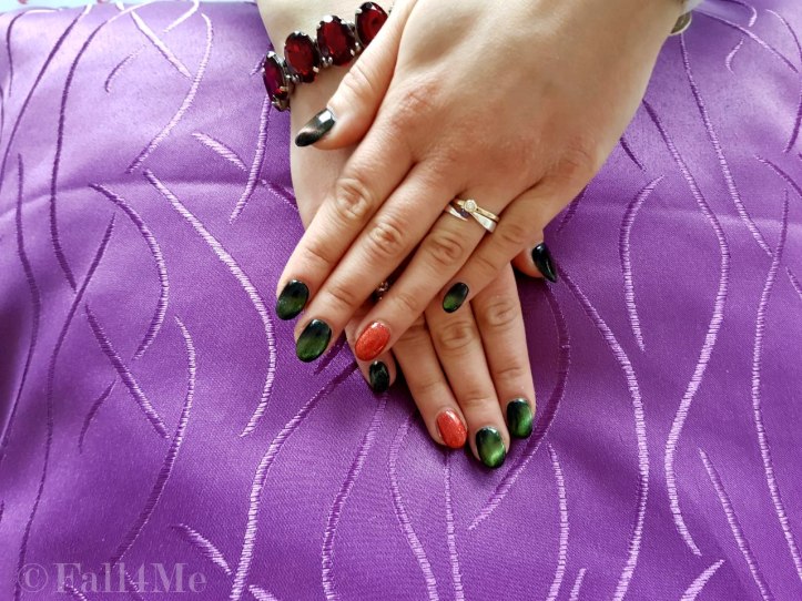 Nailart green on black and red ring fingers