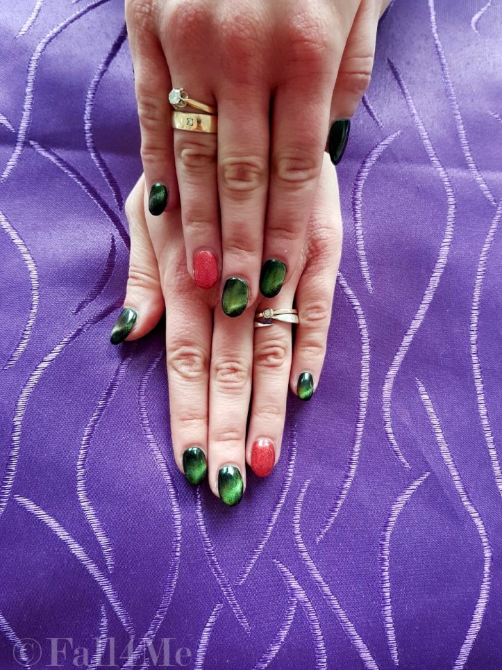 Nailart green on black and red ring fingers