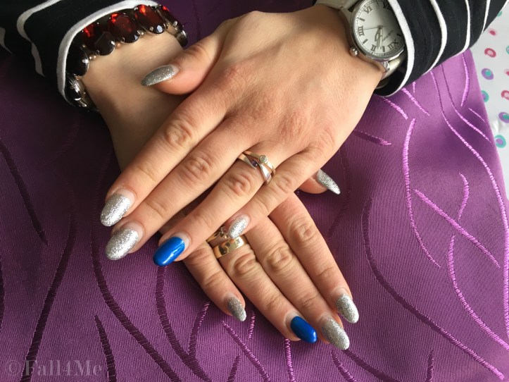 Nail art silver and blue
