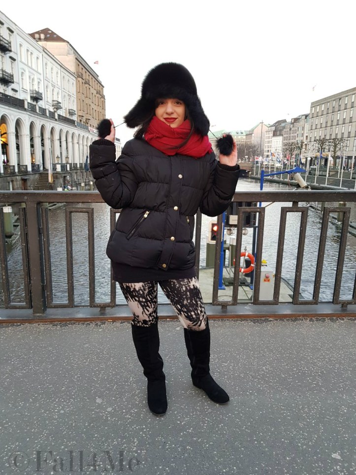 Red black outdoor look with golden accents