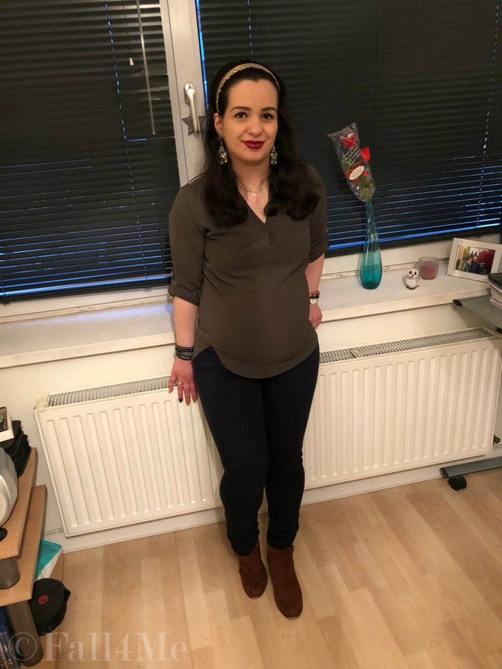 Navy blue, olive green, brown and gold form the perfect baroque style