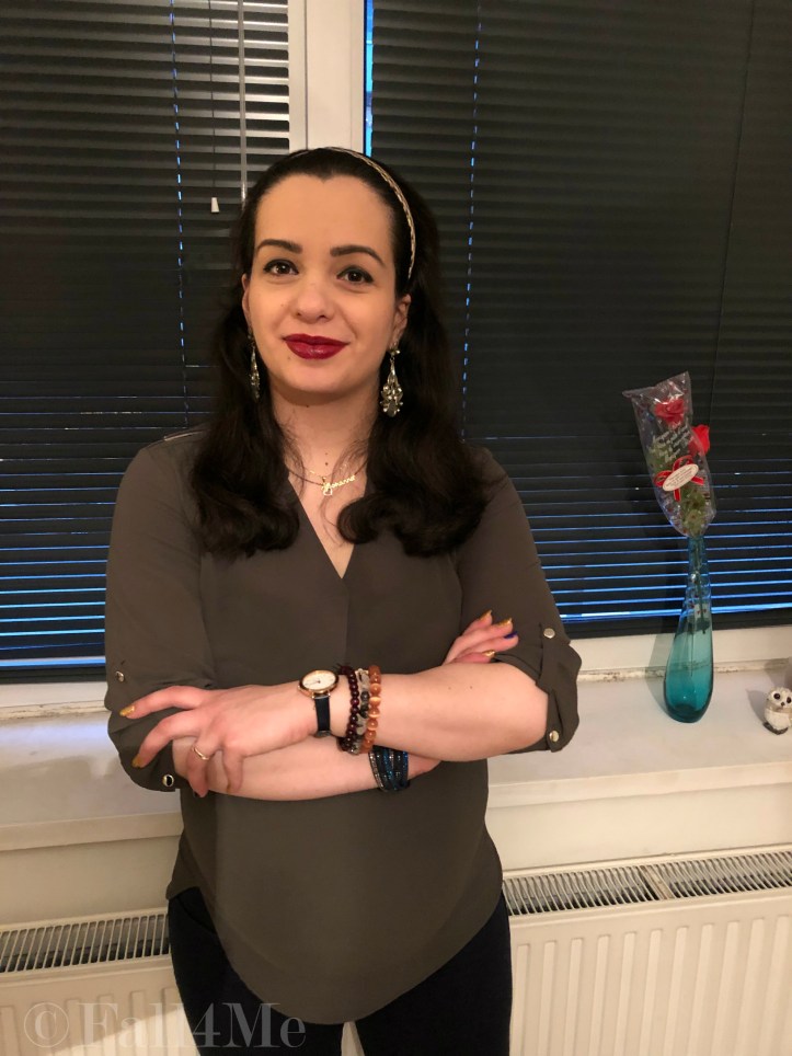 Navy blue, olive green, brown and gold form the perfect baroque style