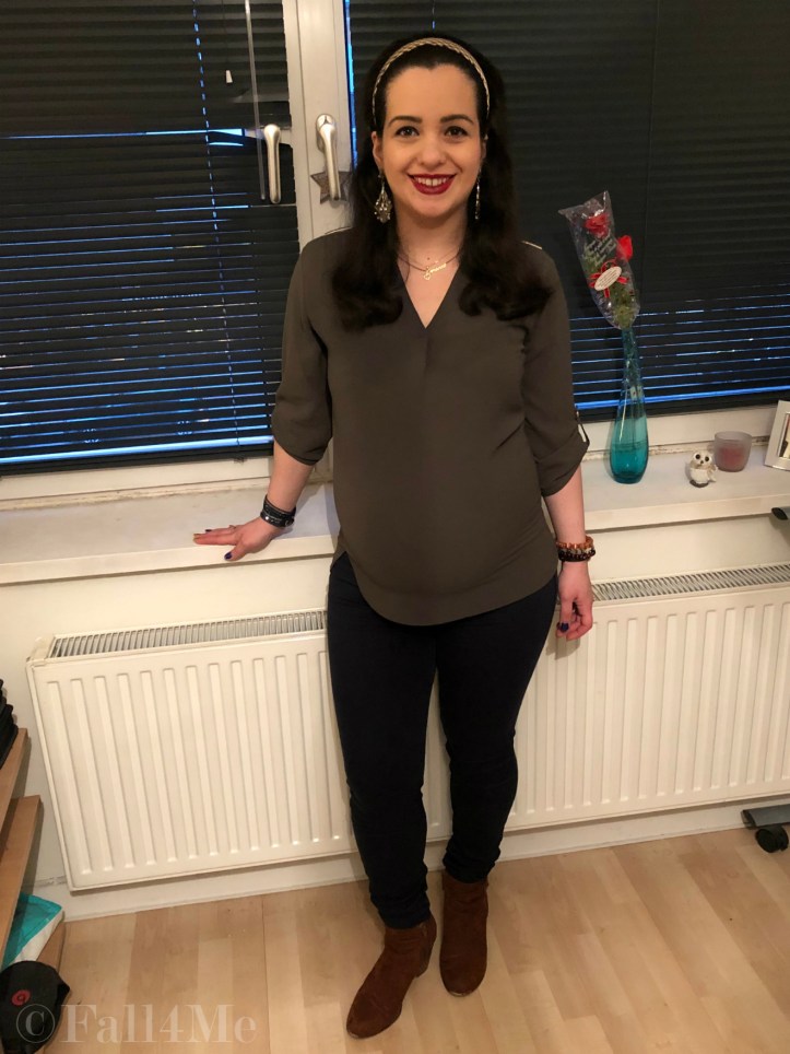 Navy blue, olive green, brown and gold form the perfect baroque style