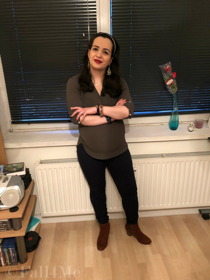 Navy blue, olive green, brown and gold form the perfect baroque style