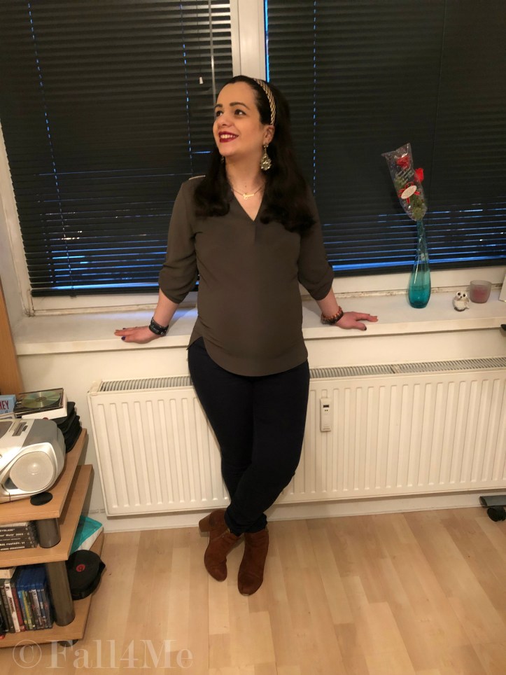 Navy blue, olive green, brown and gold form the perfect baroque style