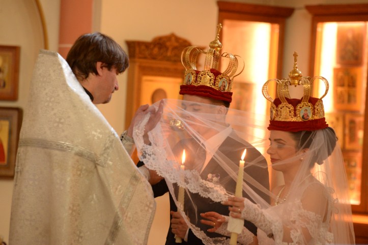 The groom drinking from the common cup