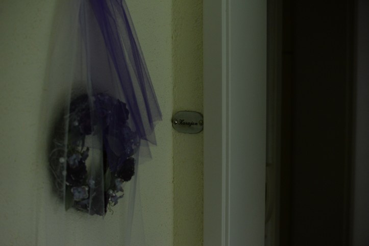 Wedding decoration in purple in front of the entrance