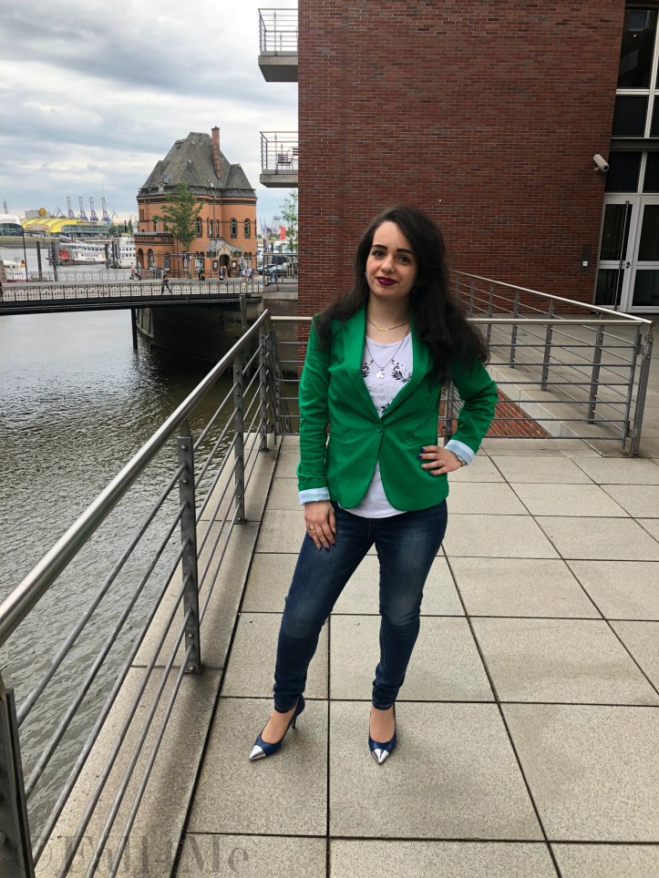 A jungle green blazer, jeans, pumps and a cool t-shirt for office in summer