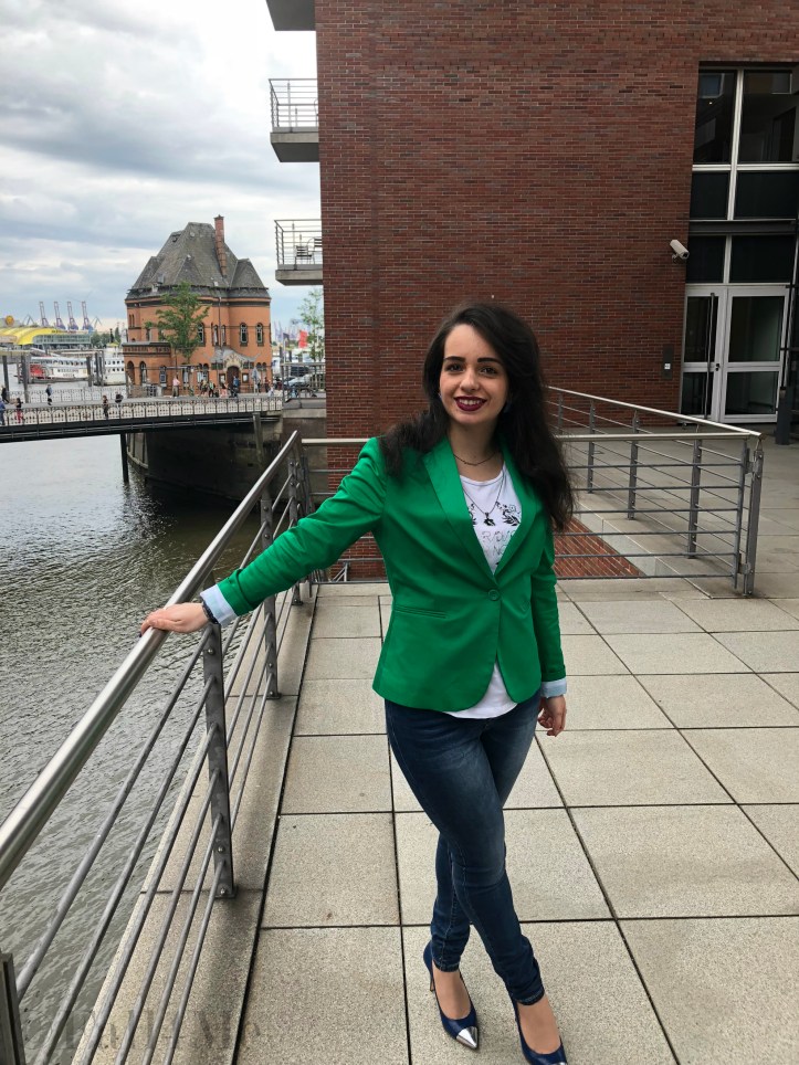 A jungle green blazer, jeans, pumps and a cool t-shirt for office in summer