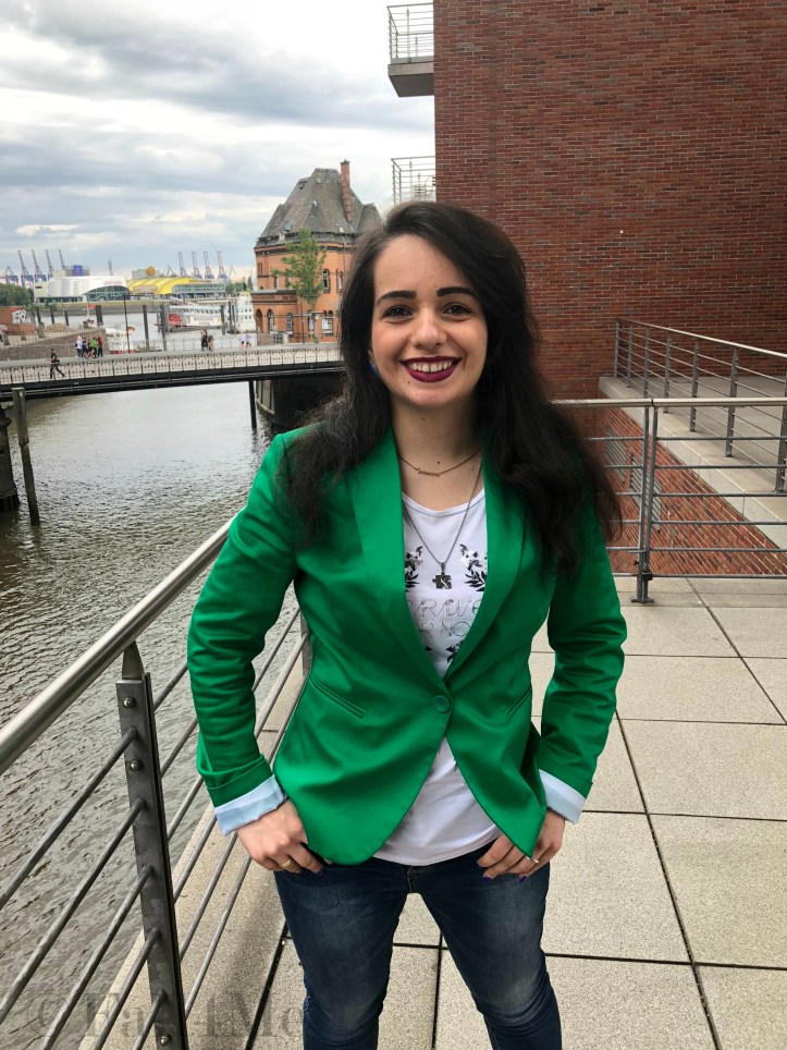 A jungle green blazer, jeans, pumps and a cool t-shirt for office in summer