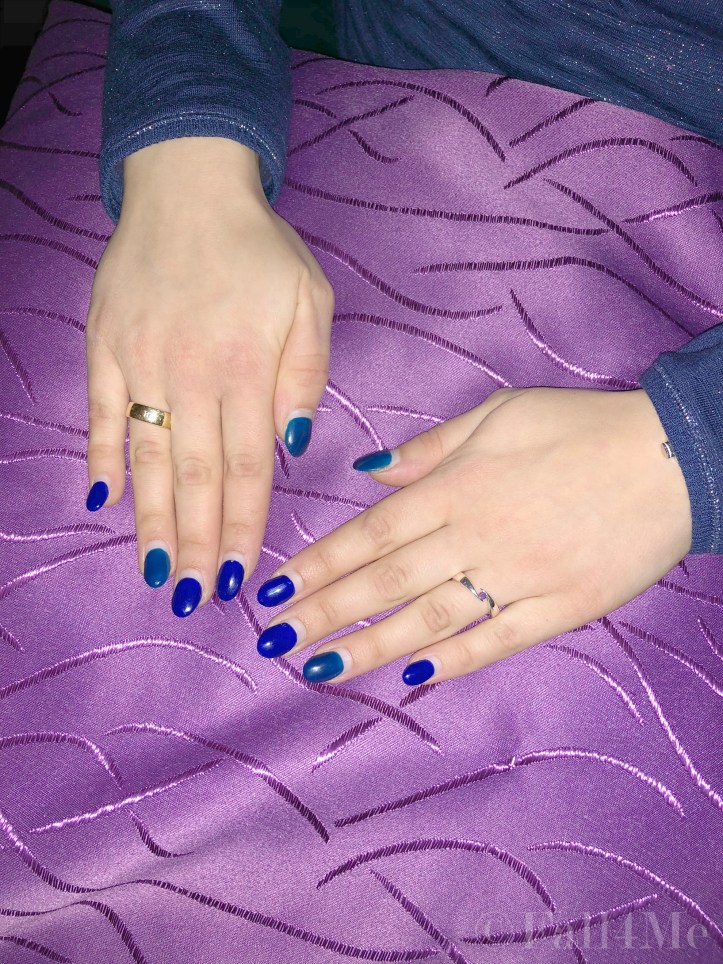 Starting the autumn month October with blue and petrol colored nails