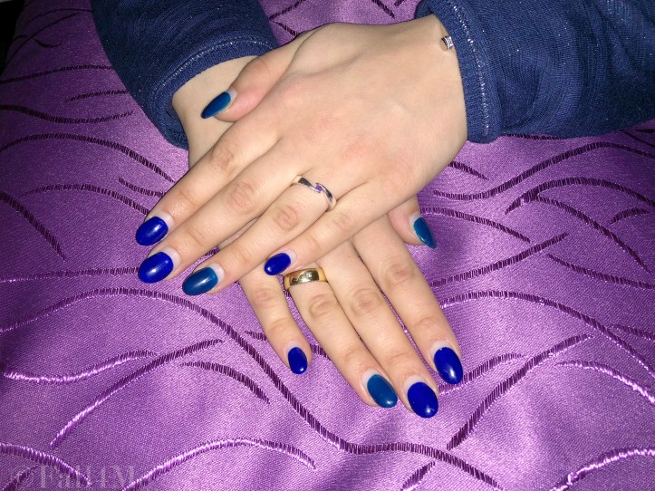 Starting the autumn month October with blue and petrol colored nails