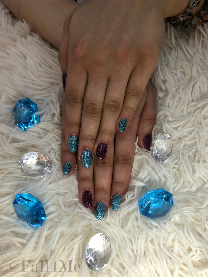 Glittery glowing nails in magenta and cyan for midsummer