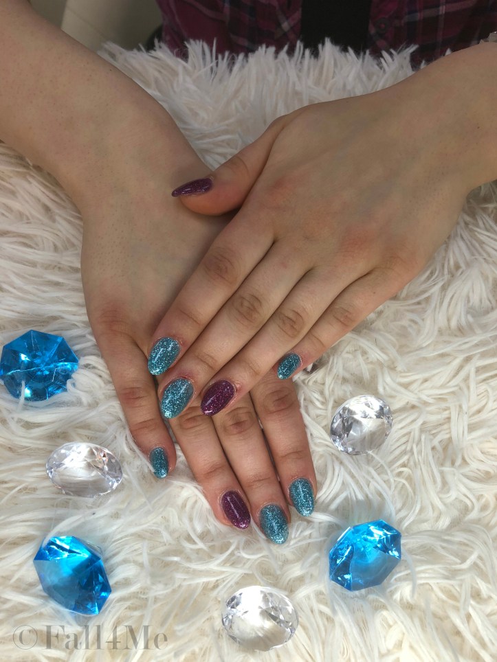 Glittery glowing nails in magenta and cyan for midsummer