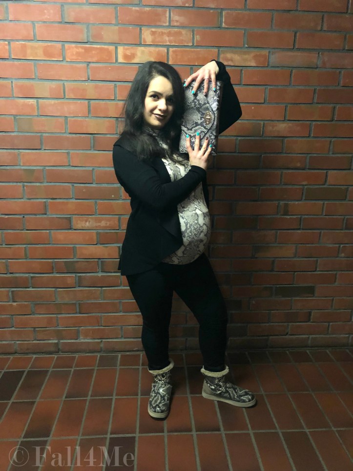 The trend pattern of 2019: snake - here combined with black in a casual winter style