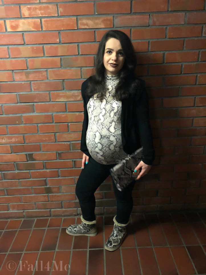 The trend pattern of 2019: snake - here combined with black in a casual winter style