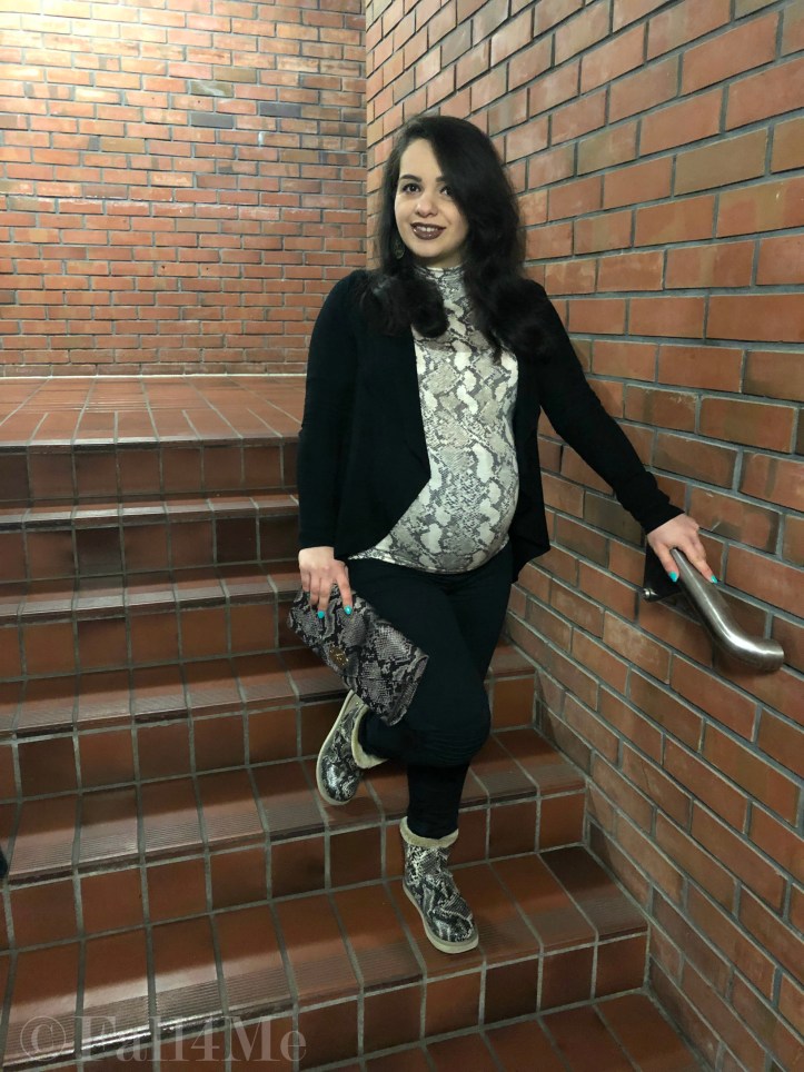 The trend pattern of 2019: snake - here combined with black in a casual winter style