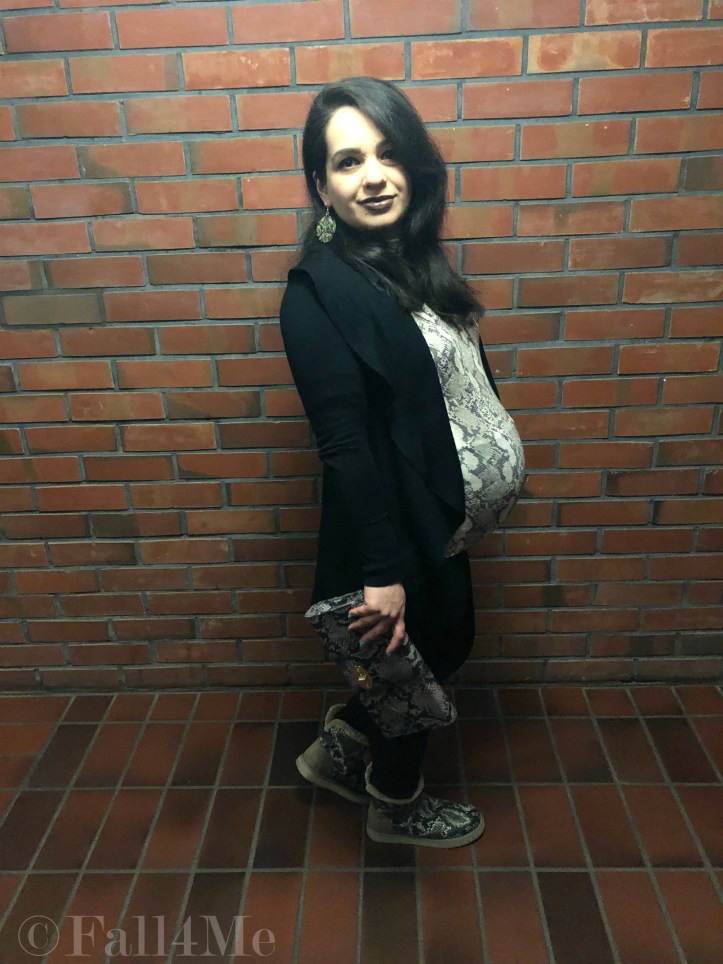 The trend pattern of 2019: snake - here combined with black in a casual winter style