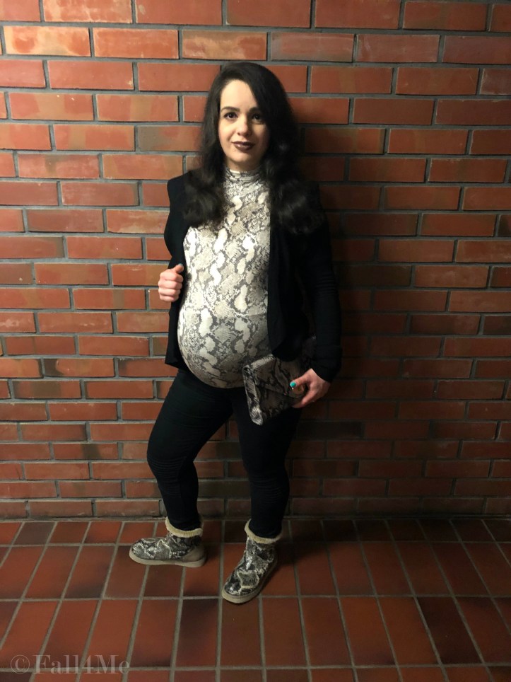 The trend pattern of 2019: snake - here combined with black in a casual winter style