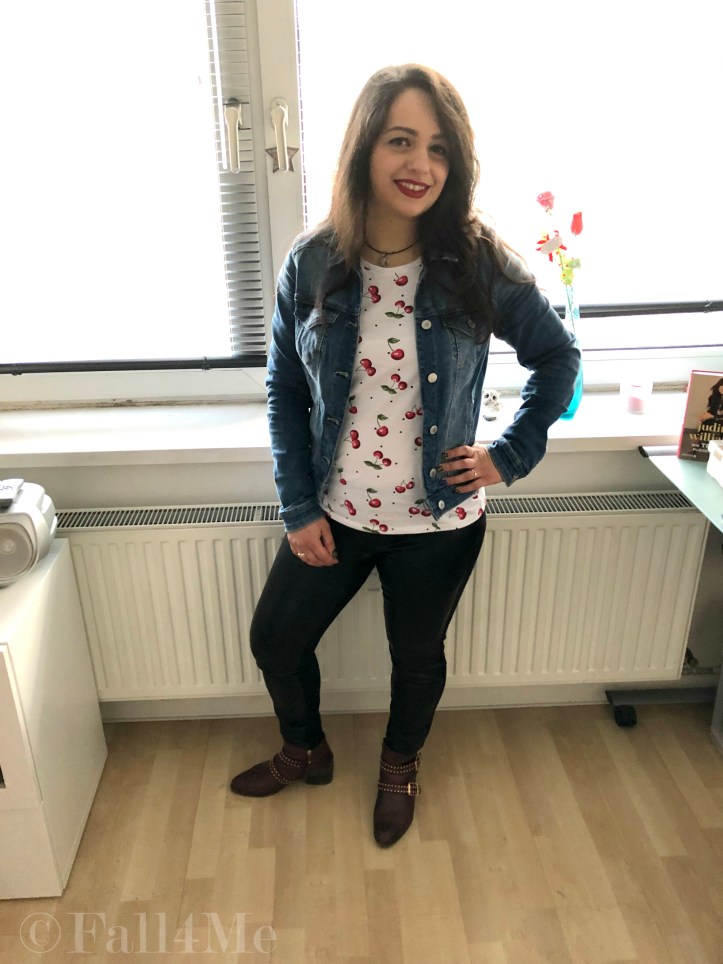 A cool t-shirt worn in a rocky version with ankle boots and denim jacket