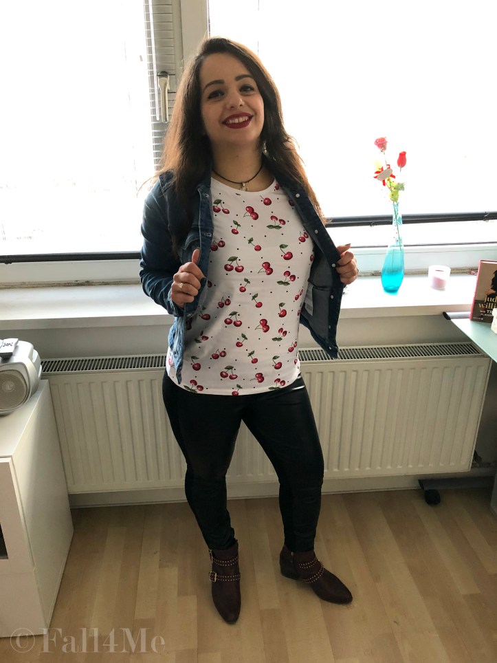 A cool t-shirt worn in a rocky version with ankle boots and denim jacket