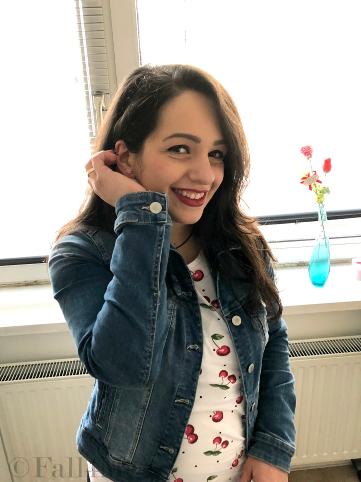 A cool t-shirt worn in a rocky version with ankle boots and denim jacket