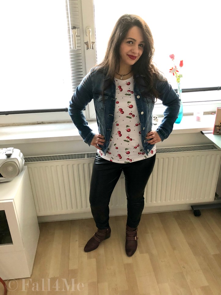 A cool t-shirt worn in a rocky version with ankle boots and denim jacket