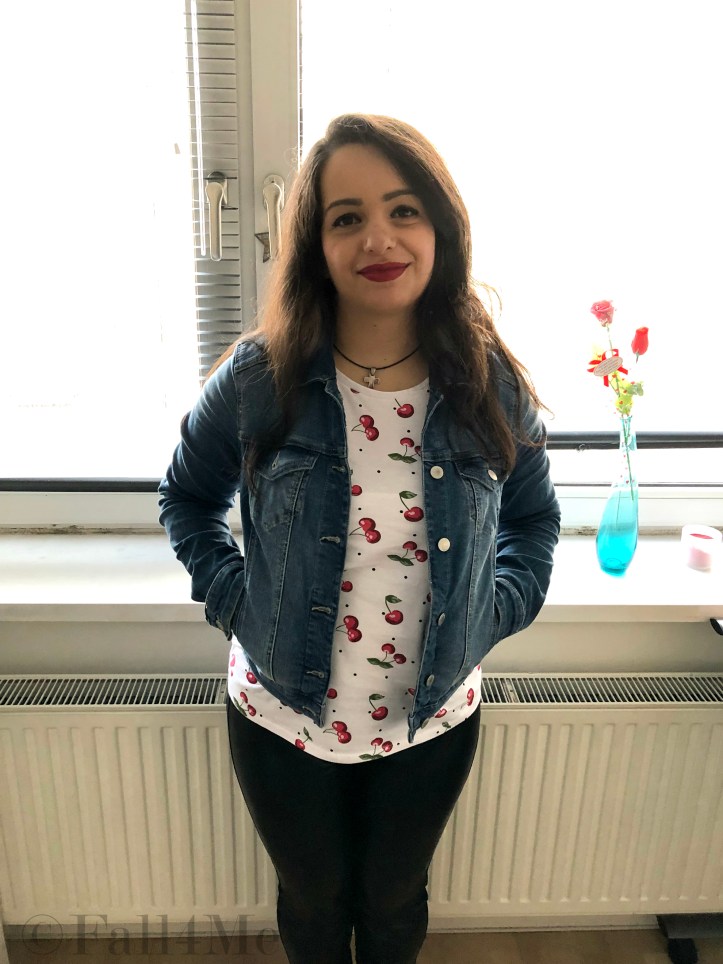 A cool t-shirt worn in a rocky version with ankle boots and denim jacket