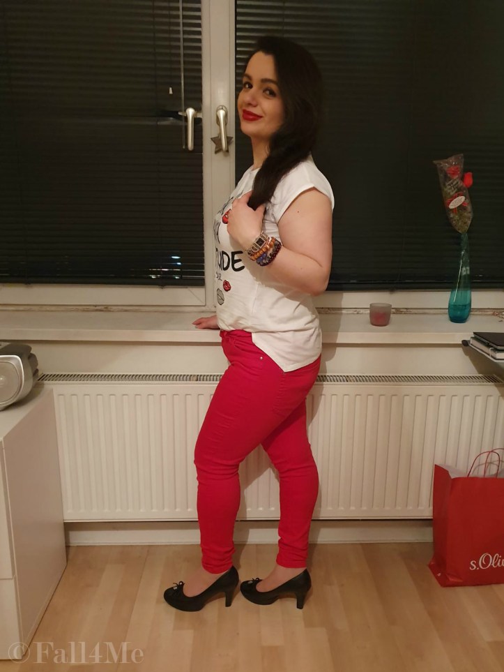 A white shirt combined with red jeans and black pumps