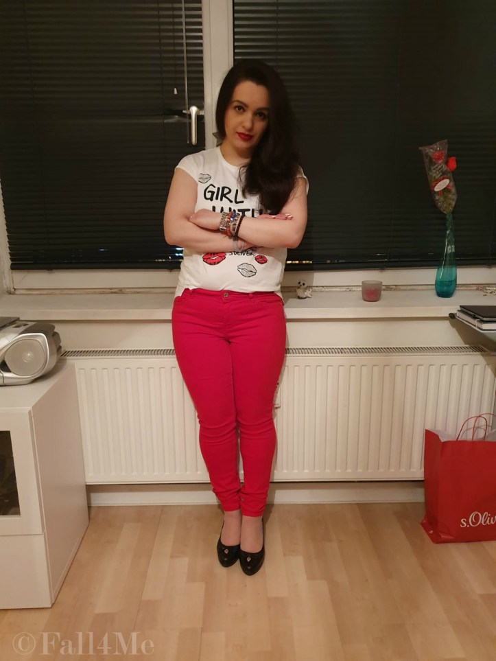 A white shirt combined with red jeans and black pumps