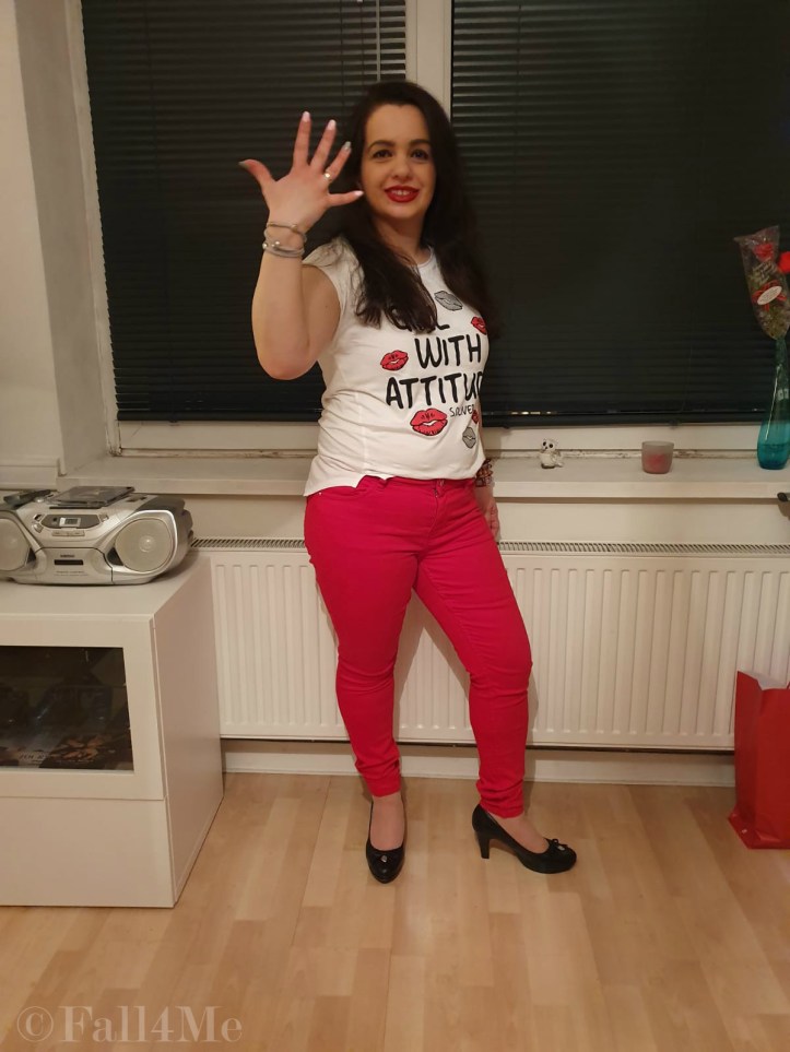 A white shirt combined with red jeans and black pumps