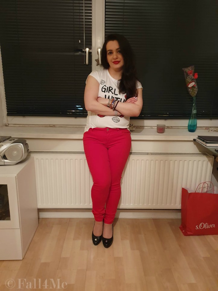 A white shirt combined with red jeans and black pumps