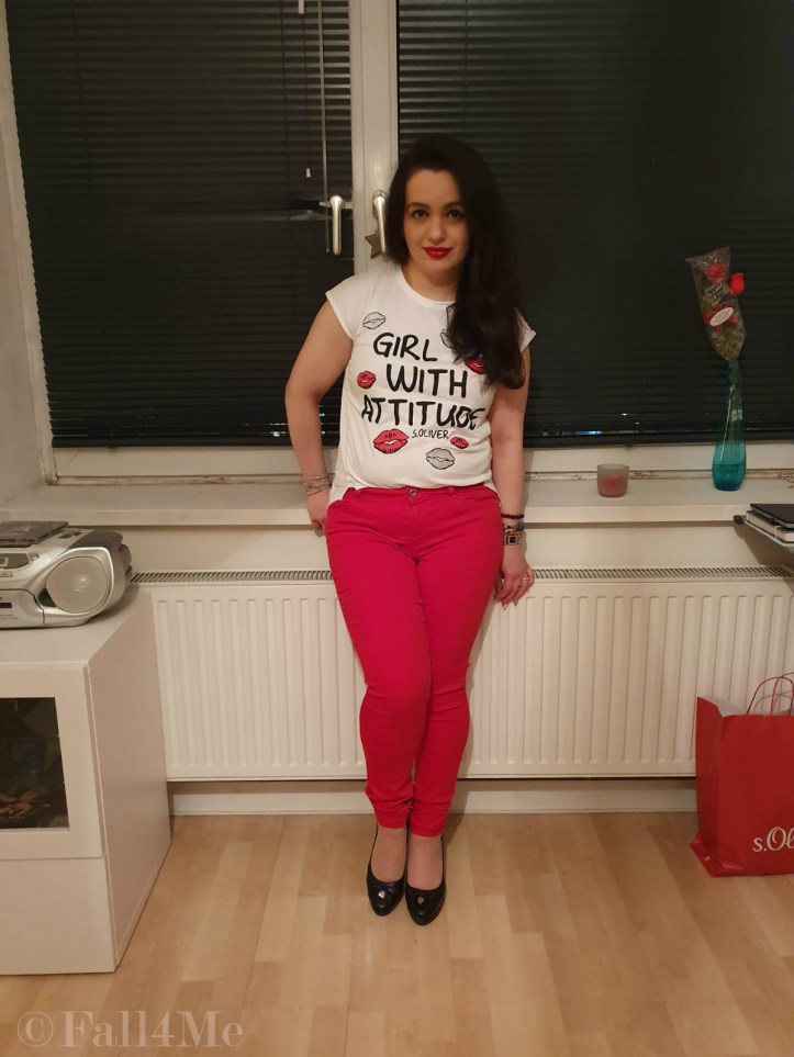 A white shirt combined with red jeans and black pumps