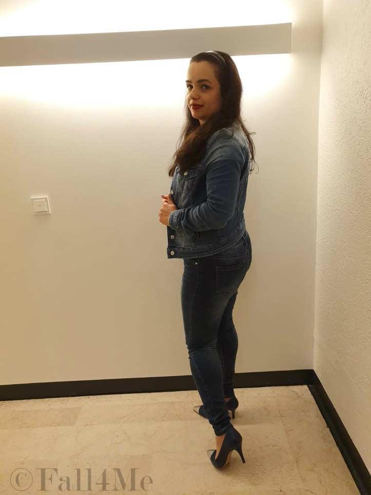 Denim on denim in different shades with silver, light grey and red lips
