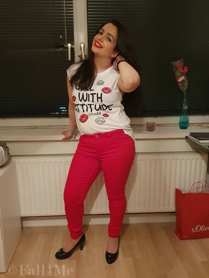 A white shirt combined with red jeans and black pumps