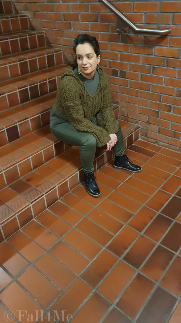 A cuddly summer look in olive.