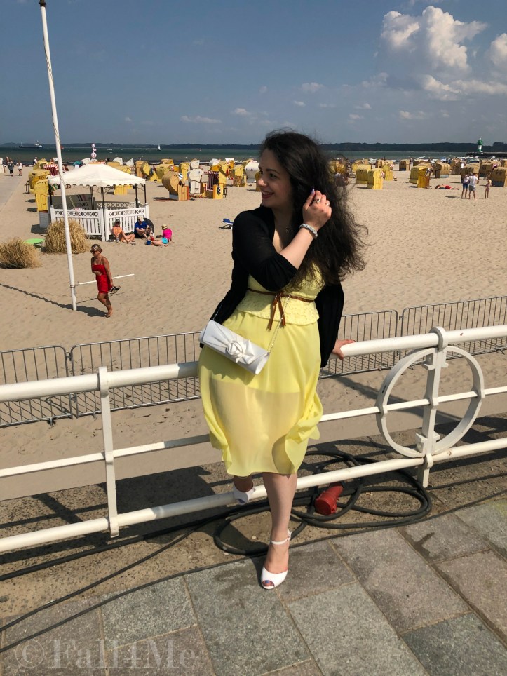 A dress in lemon yellow elegantly combined with black and white