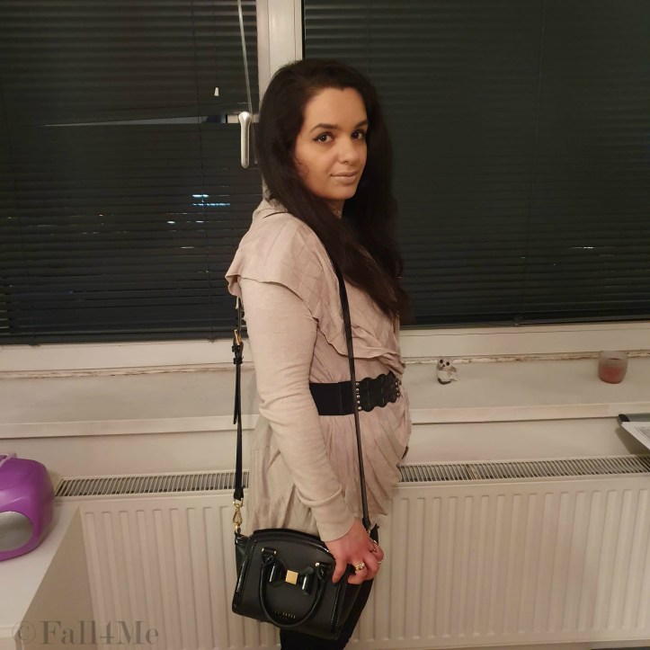 Cream on the focus with black contrasts