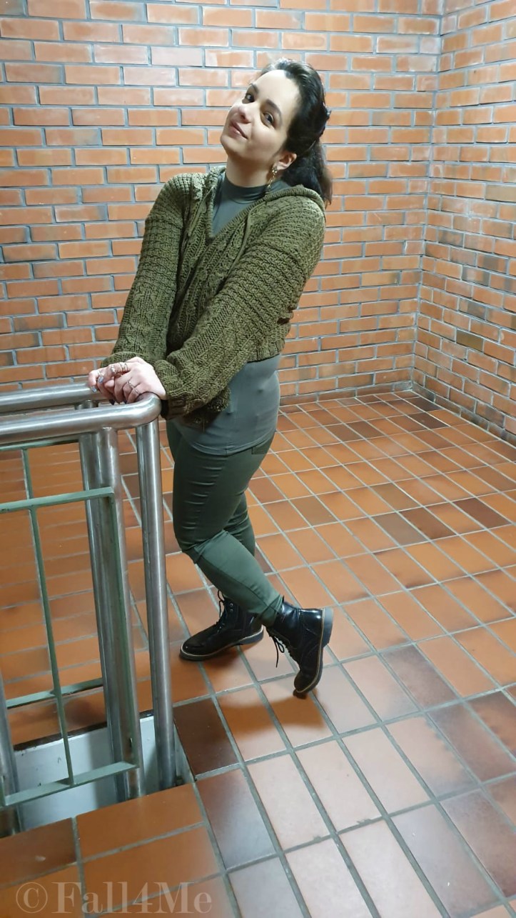 A cuddly summer look in olive.