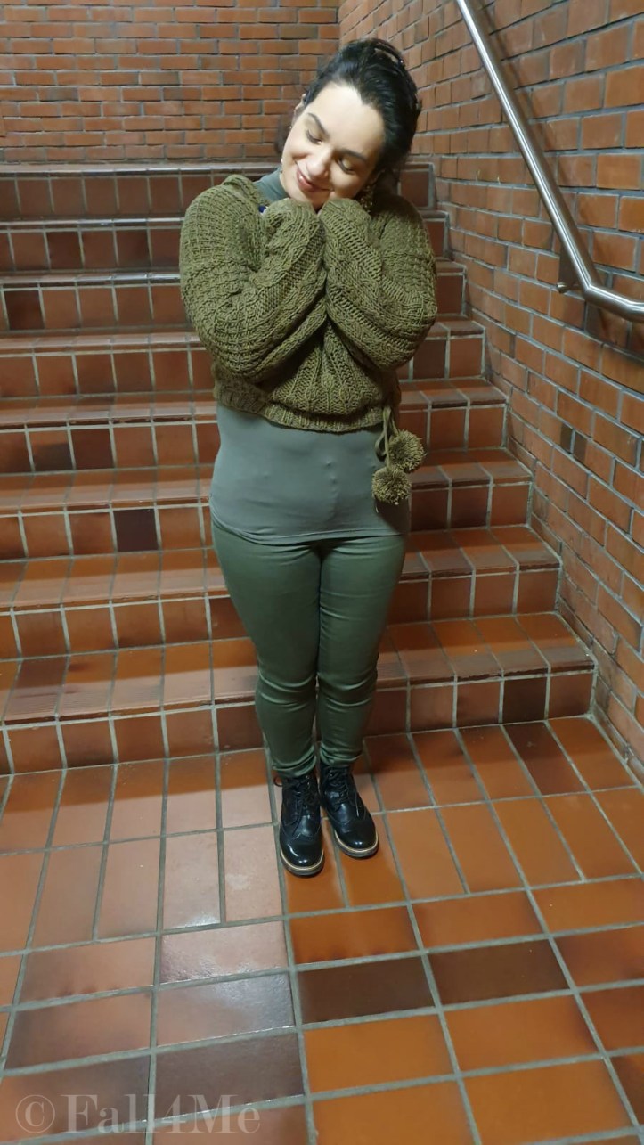 A cuddly summer look in olive.