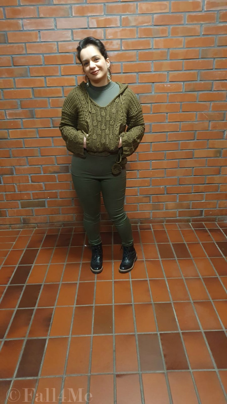 A cuddly summer look in olive.