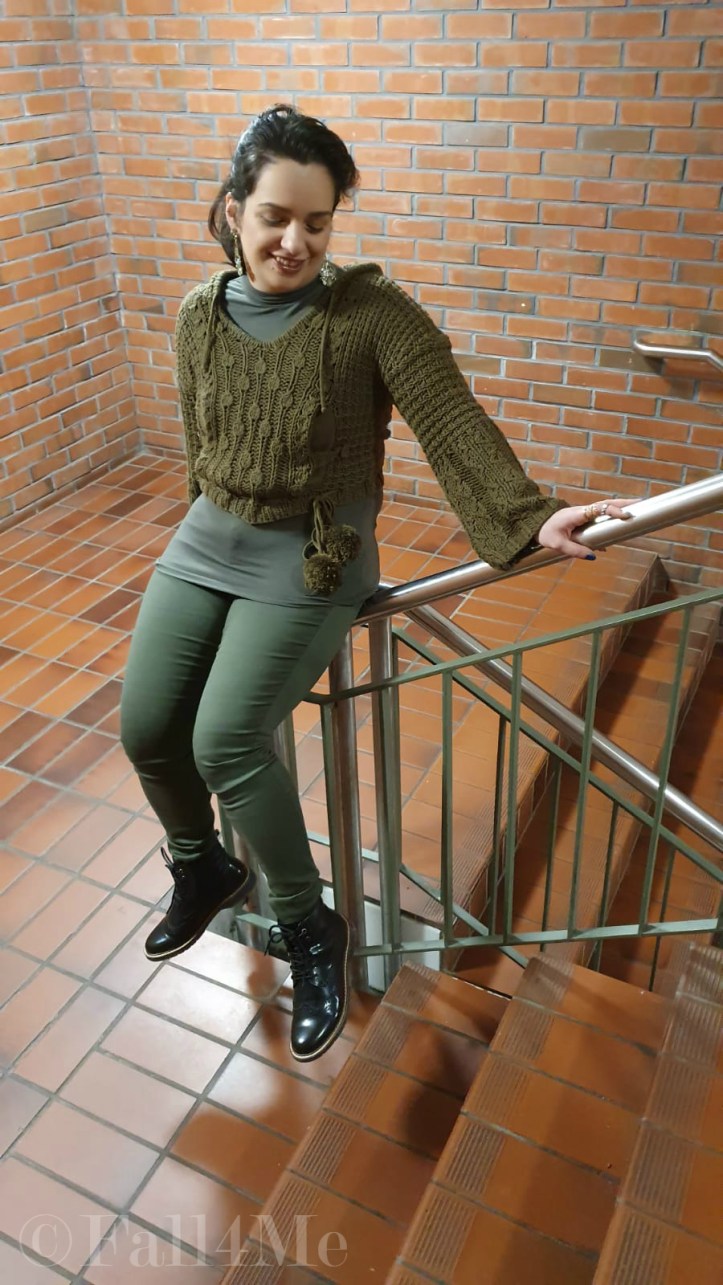 A cuddly summer look in olive.