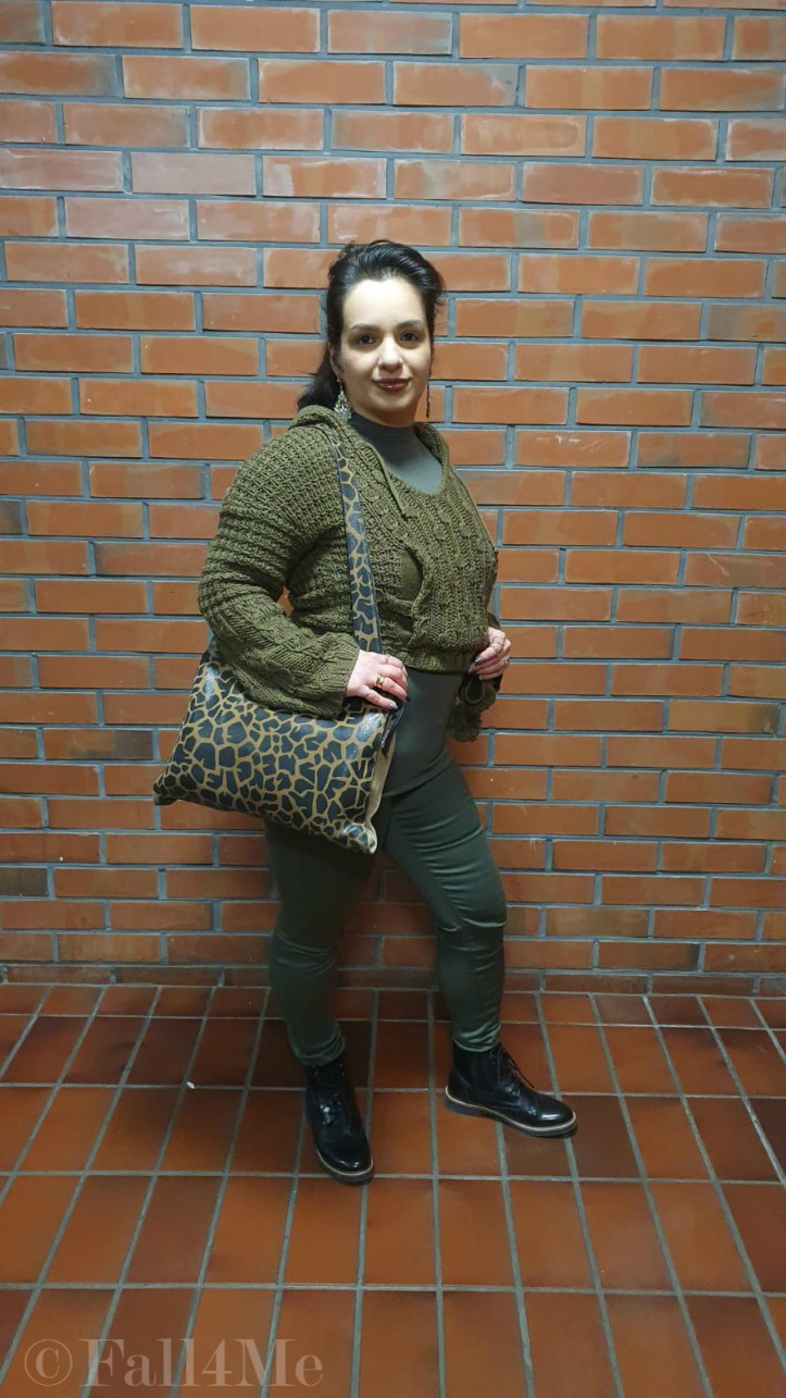 A cuddly summer look in olive.