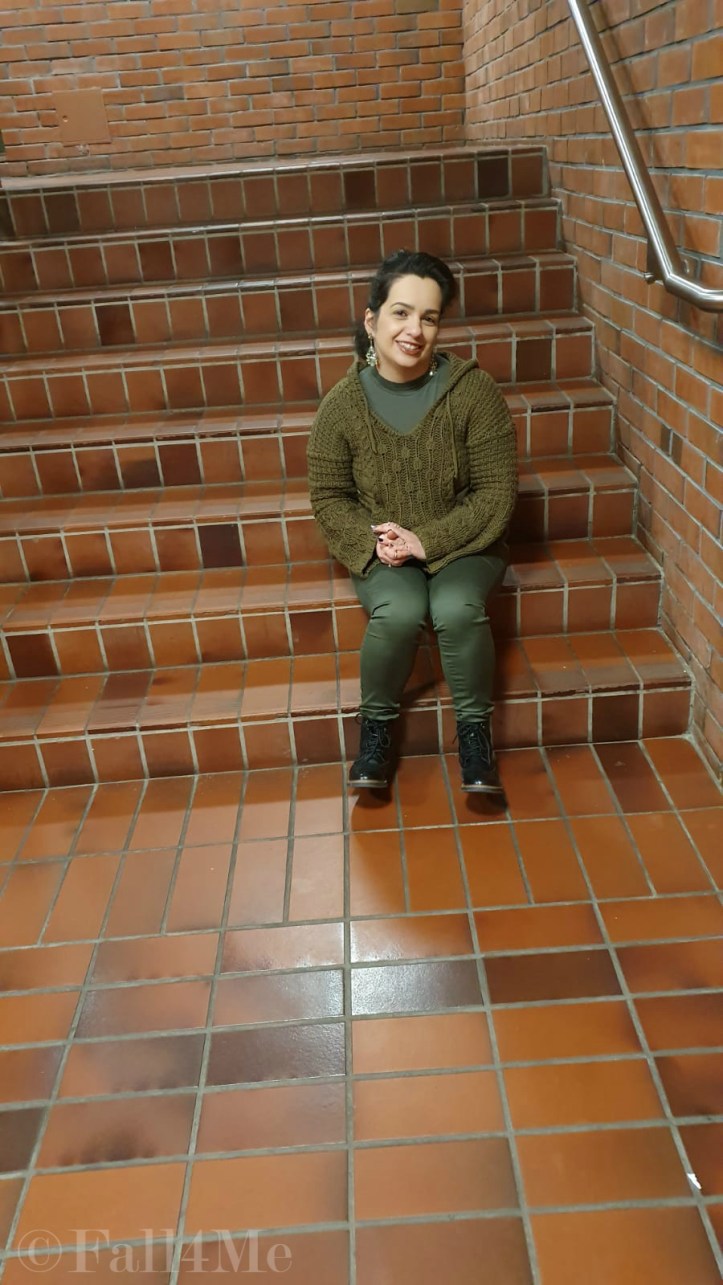 A cuddly summer look in olive.