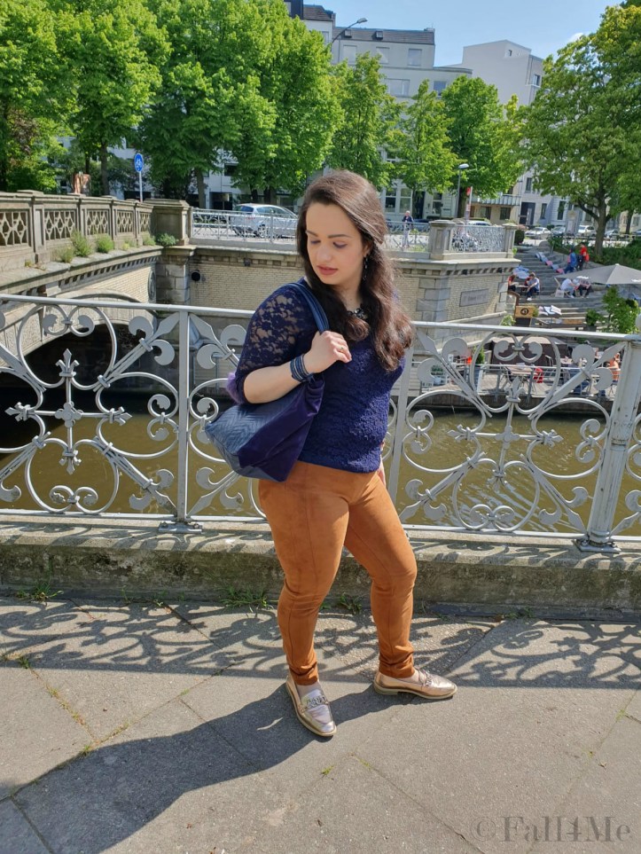 Navy blue on top and cognac on the bottom for summer.