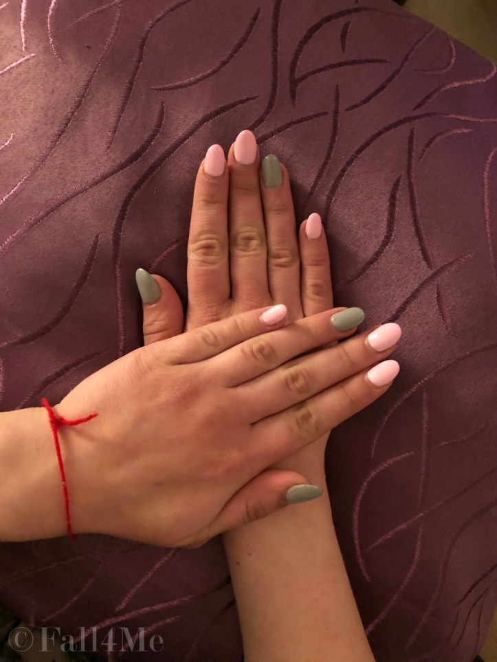 Nailart in rose and light grey