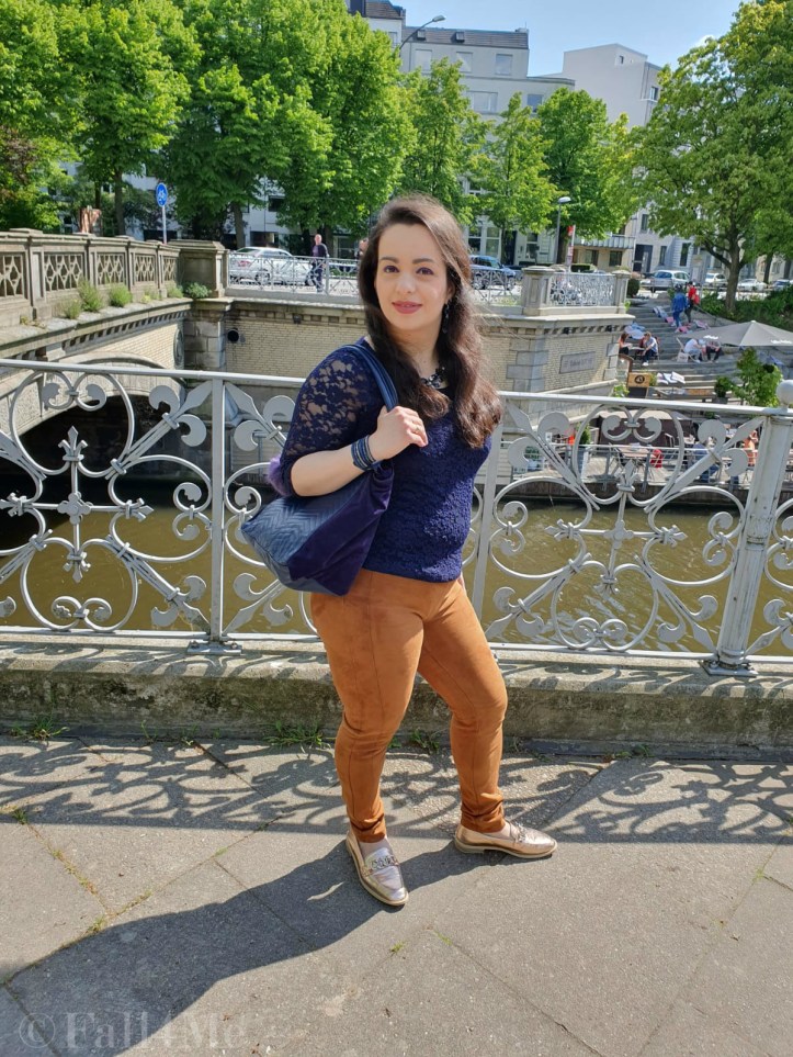 Navy blue on top and cognac on the bottom for summer.